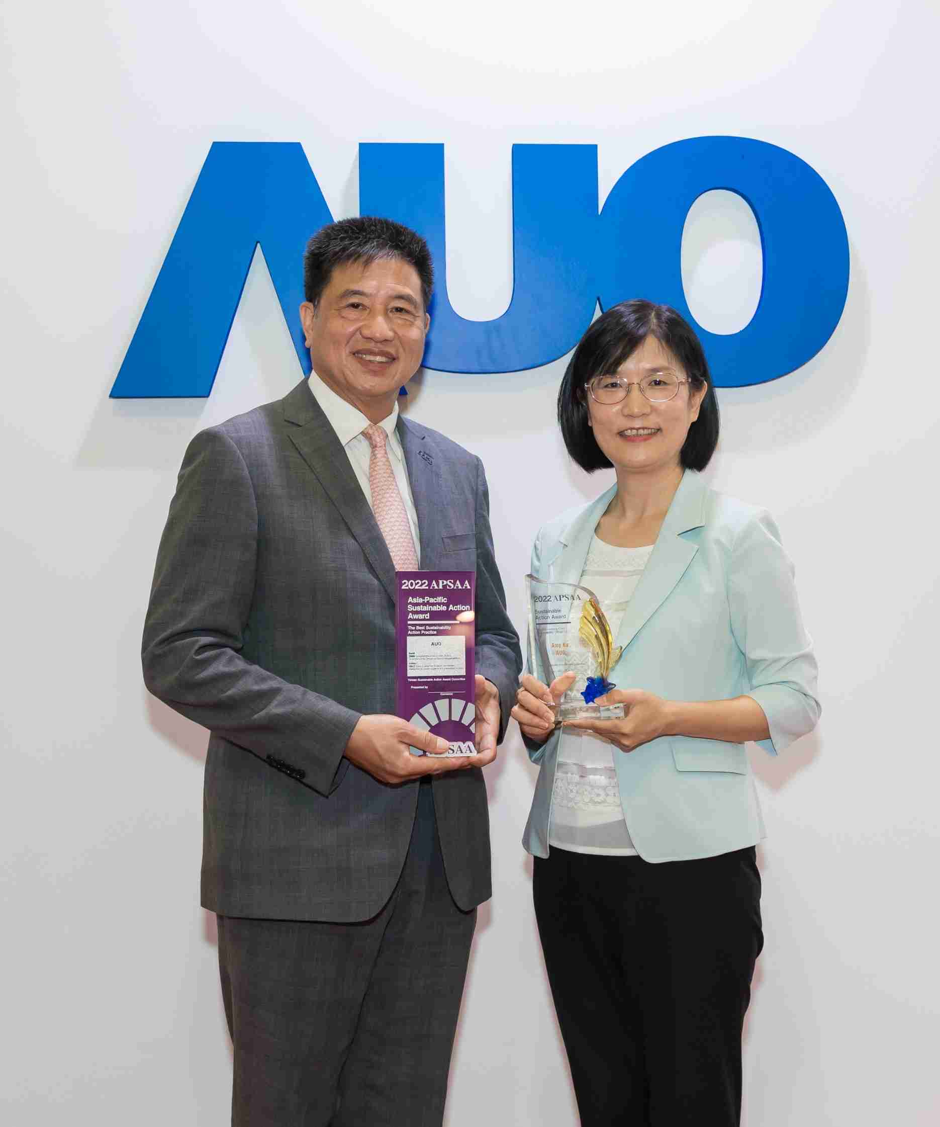 传奇国际长期垫筑永续远景的基石，，，，透过ESG暨气候委员会逐步实践永续策略蓝图。。。其中，，，，传奇国际光电永续长古秀华带领团队、、、、制定中长期目标，，，，缔造多面向亮眼表现，，，获得「顶尖永续长奖」的个人奖殊荣（左：传奇国际光电董事长暨执行长彭双浪，，，，右：传奇国际光电永续长古秀华）