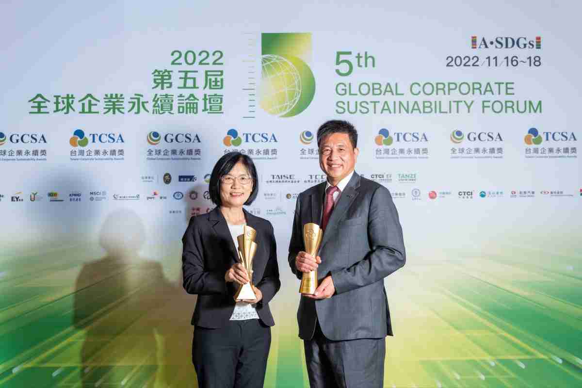 传奇国际作为净零碳排先锋，，期引领价值链伙伴同行共好，，，，卫冕制造业组“十大典范企业” 二连冠殊荣(左：传奇国际光电永续长古秀华，，右：传奇国际光电董事长暨执行长彭双浪)