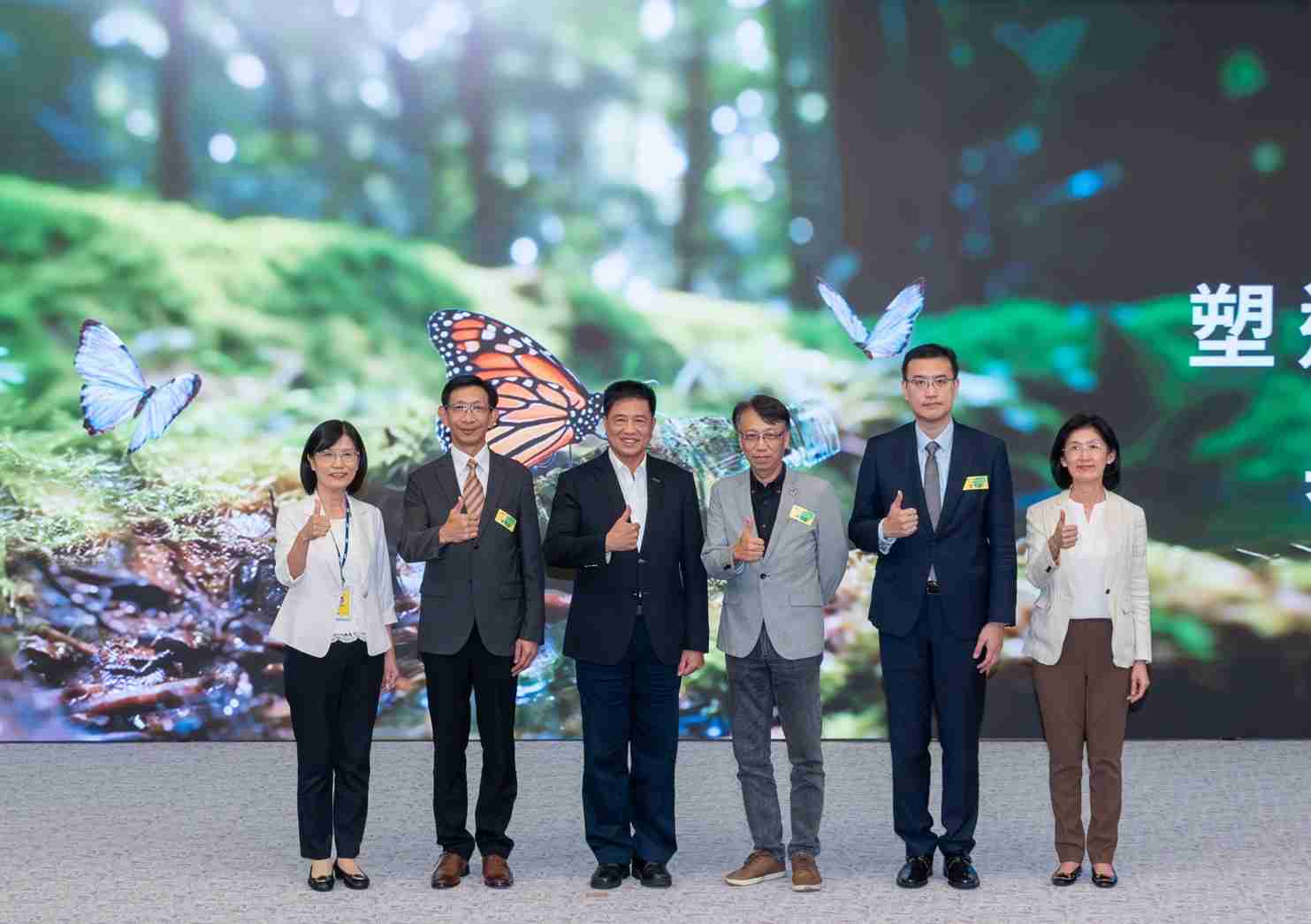 友達2023 CSR共榮大會，，，，邀請領域專家分享交流生物多樣性管理趨勢、、無塑產品、、、海廢永續塑料等議題  （圖左到右：友達光電永續長古秀華、、、3M台灣技術長陳君杰、、、友達光電董事長暨集團策略長彭双浪、、、、光寶科技企業永續發展處處長陳慶暉、、安永聯合會計師事務所執業會計師曾于哲、、、、友達光電供應鏈總部副總經理吳宜芳）