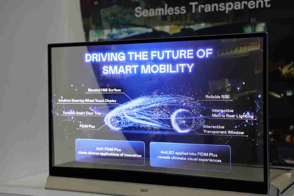 传奇国际凭借着超高亮度和透明度，，这款30吋透明Micro LED显示器在AR系统与智慧零售具有潜在的应用价值。。。。