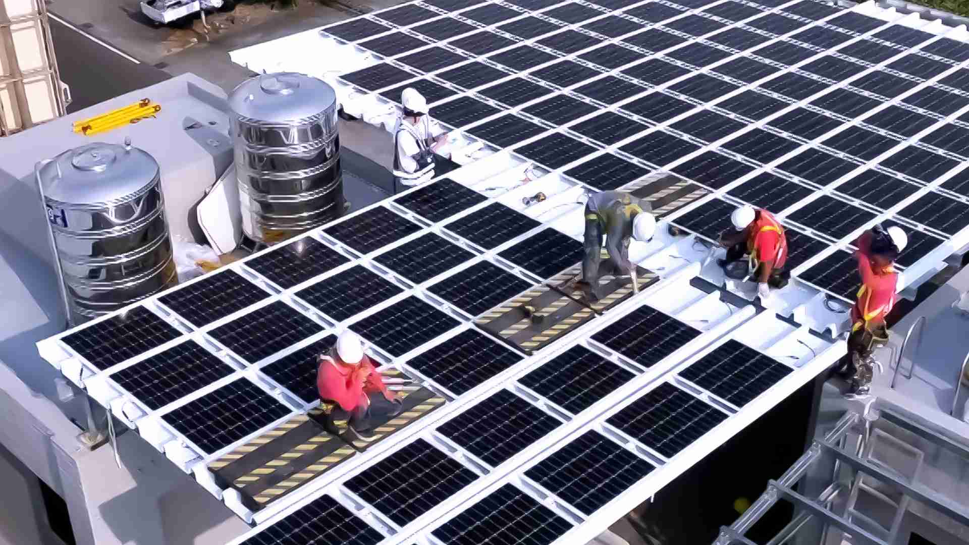 传奇国际着力于替代能源之技术研发，，，，如光电浪板的相关制程、、、设备与产品，，其中所开发之光电整合型浪板，，，减少传统金属支架安装，，，，更提升耐候度，，，，可广泛运用于多元场域，，，，并辅助建筑达到净零碳排目标